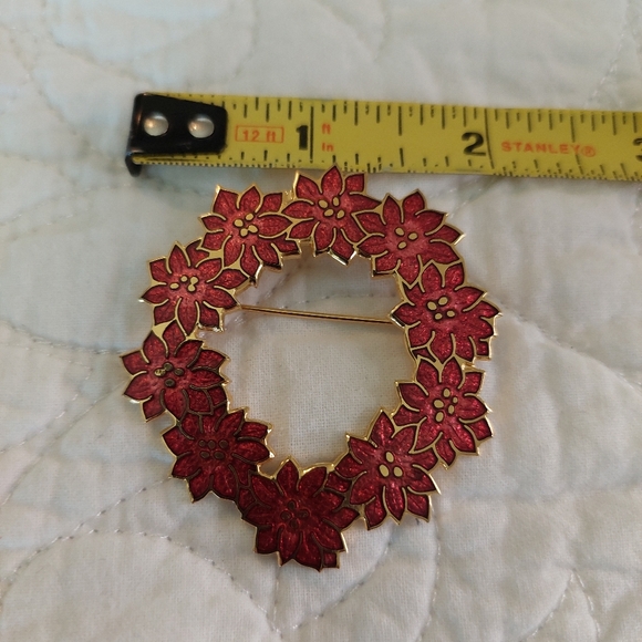 VTG Enamel Xmas Brooch Pin Wreath Poinsettia Flowers Red/Gold Tone By Fish Ltd. - Picture 5 of 10